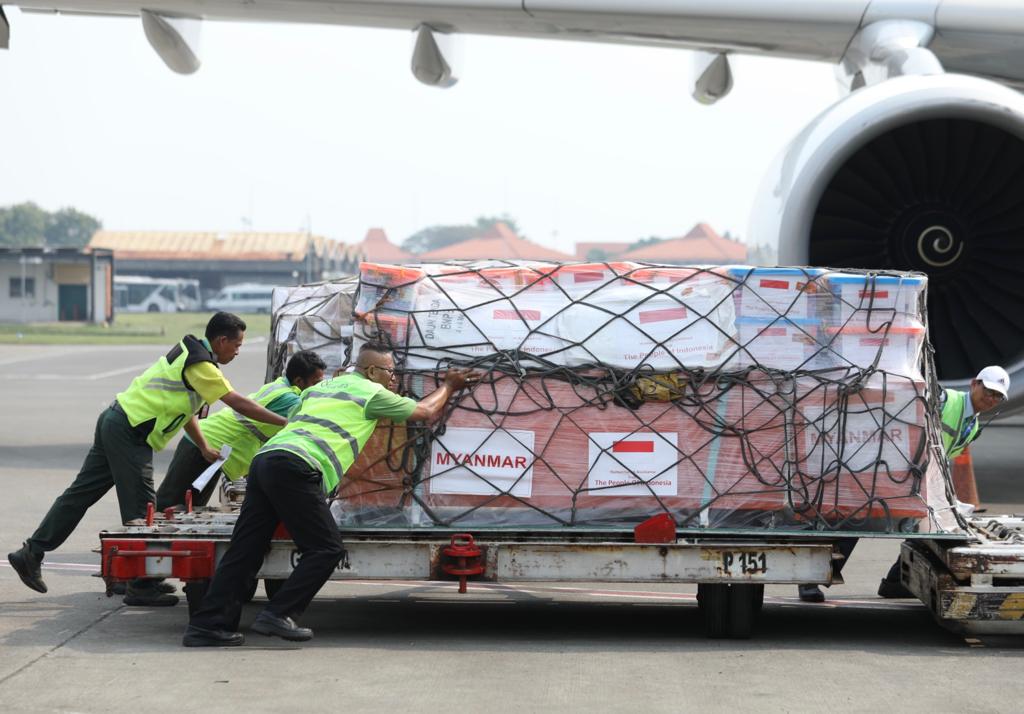 Petugas memasukkan barang bantuan berupa logistik dan peralatan yang akan dikirim ke Myanmar dari Terminal Cargo, Bandara Internasional Soekarno-Hatta, Tangerang, Banten, Senin (26/6). 